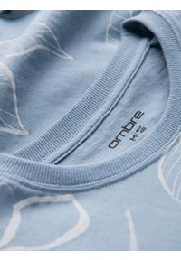 Ombre Clothing - Męski t-shirt fullprint w kontrastowe liście - błękitny V2 OM-TSFP-0180 - XXL. Okazja: na co dzień. Kolor: niebieski. Materiał: materiał, bawełna. Styl: casual #4