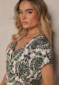Renee - Ciemnozielona Rozkloszowana Sukienka z Bawełny z Gumką w Talii Desanita. Okazja: na co dzień. Typ kołnierza: dekolt w kształcie V. Kolor: zielony. Materiał: bawełna. Długość rękawa: krótki rękaw. Sezon: lato. Typ sukienki: rozkloszowane. Styl: klasyczny, elegancki, casual #5