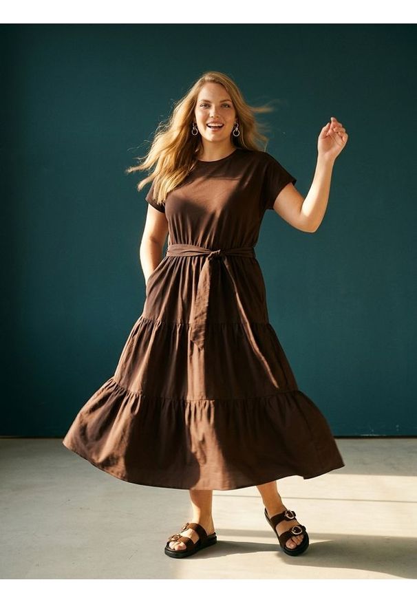 Sinsay - Bawełniana sukienka midi z efektem stopniowania i paskiem - brązowy. Kolor: brązowy. Materiał: bawełna. Długość: midi