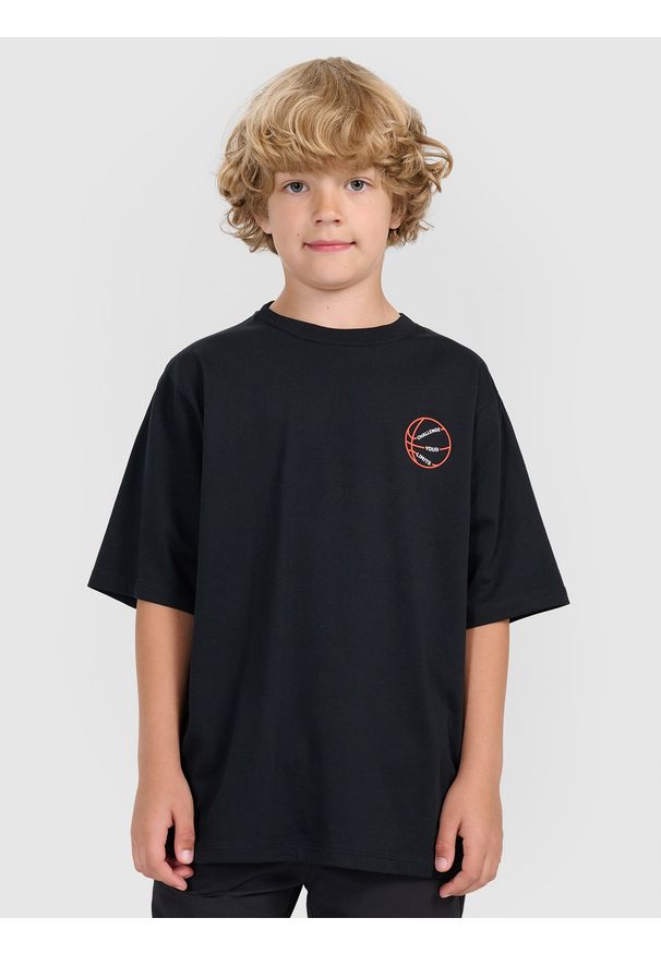 4f - 4F T-shirt oversize z nadrukiem chłopięcy - czarny 140 (9-10 lat). Okazja: na co dzień. Kolor: czarny. Materiał: jersey, bawełna, materiał. Wzór: nadruk. Sezon: lato. Styl: casual, klasyczny, sportowy