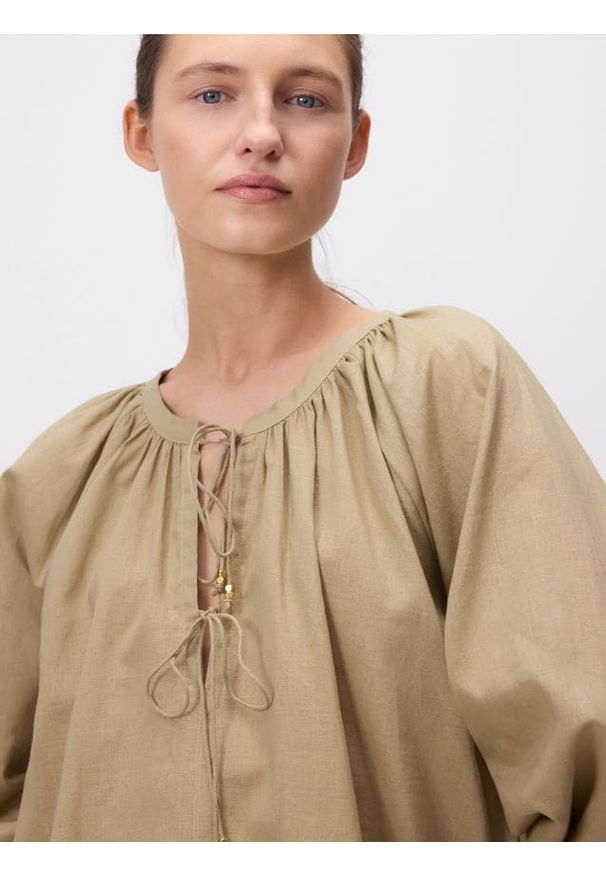 Reserved - Bluzka z dodatkiem lnu - oliwkowy. Kolor: oliwkowy. Materiał: len