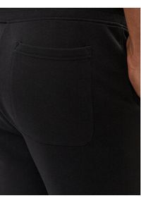 GANT - Gant Spodnie dresowe Shield 2009026 Czarny Regular Fit. Kolor: czarny. Materiał: bawełna
