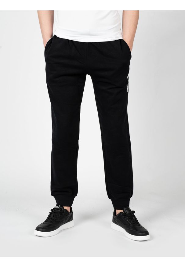 Emporio Armani Spodnie | 1116903-F573 | Mężczyzna | Czarny. Okazja: na co dzień. Kolor: czarny. Materiał: bawełna. Wzór: nadruk. Styl: sportowy, elegancki, casual