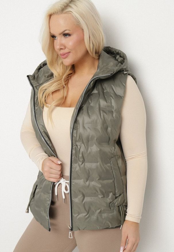 Born2be - Zielona Pikowana Kamizelka z Kapturem i Ściągaczem w Talii Evelbia. Okazja: na spacer. Typ kołnierza: kaptur. Kolekcja: plus size. Kolor: zielony. Materiał: jeans. Wzór: aplikacja. Styl: elegancki, klasyczny