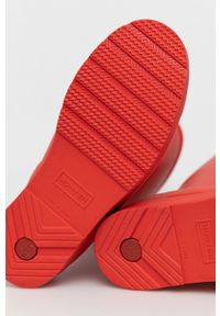 Hunter Kalosze damskie kolor czerwony. Nosek buta: okrągły. Kolor: czerwony. Materiał: guma. Obcas: na platformie