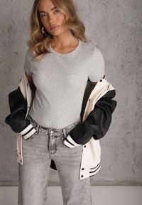 Renee - Szary Bawełniany T-shirt o Dopasowanym Kroju z Prążkowanego Materiału Lailya. Okazja: na co dzień. Kolor: szary. Materiał: prążkowany, materiał, bawełna. Wzór: gładki. Styl: casual, klasyczny #3