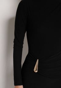 Born2be - Czarna Dopasowana Sukienka Ozdobiona Metalicznymi Aplikacjami Vetimala. Okazja: na imprezę. Kolor: czarny. Wzór: aplikacja #7