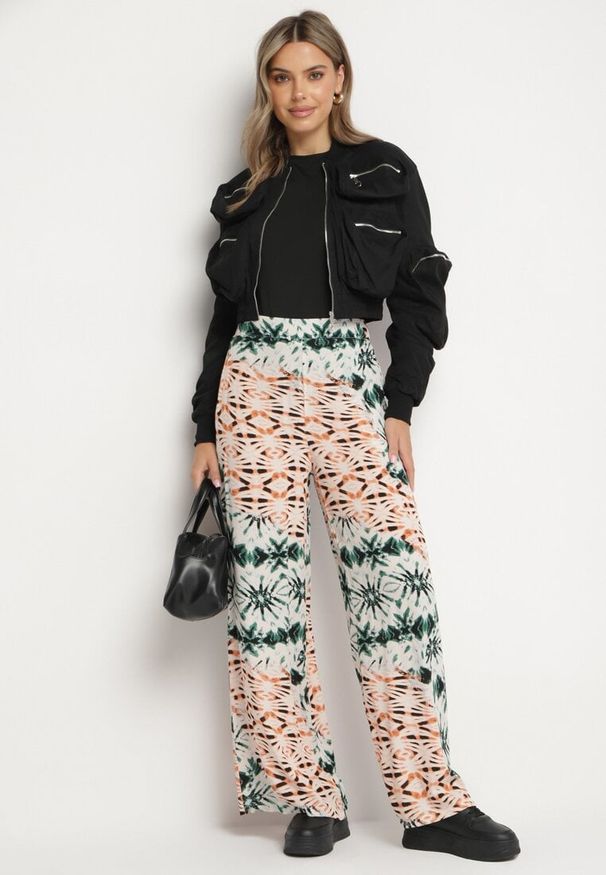 Born2be - Zielono-Beżowe Spodnie Szerokie w Abstrakcyjny Wzór z Wiskozy Averina. Okazja: na co dzień. Kolor: zielony. Materiał: wiskoza. Styl: klasyczny, casual