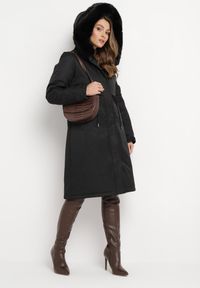 Born2be - Czarna Kurtka za Kolano ze Ściągaczem i Kapturem z Futerkiem Adoresa. Kolor: czarny. Materiał: futro #2