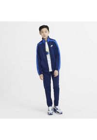 Komplet treningowy dla dzieci Nike NSW dres. Okazja: na uczelnię. Kolor: niebieski. Materiał: poliester. Styl: sportowy