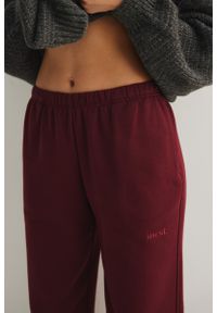 Marsala - Spodnie typu jogger z HAFTEM w kolorze BURGUNDY - NEVIS-XL. Stan: obniżony. Materiał: dzianina, poliester, bawełna, guma. Wzór: haft. Styl: elegancki