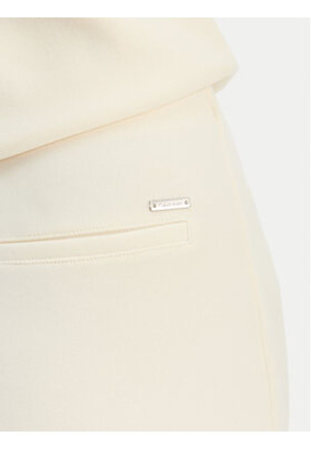 Calvin Klein Spodnie materiałowe LV044B223G Beżowy Flare Fit. Kolor: beżowy. Materiał: syntetyk