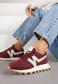 Born2be - Bordowe Sneakersy z Geometrycznym Wzorem Naloriene. Okazja: na co dzień. Kolor: czerwony. Materiał: jeans. Wzór: geometria