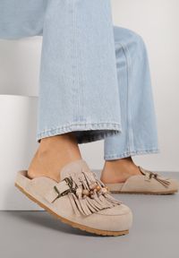Renee - Ciemnobeżowe Klapki na Platformie Ozdobione Koralikami Klamrami i Frędzlami Leurecea. Okazja: na co dzień. Kolor: beżowy. Materiał: jeans. Wzór: aplikacja. Sezon: lato. Obcas: na platformie. Styl: casual, elegancki #9