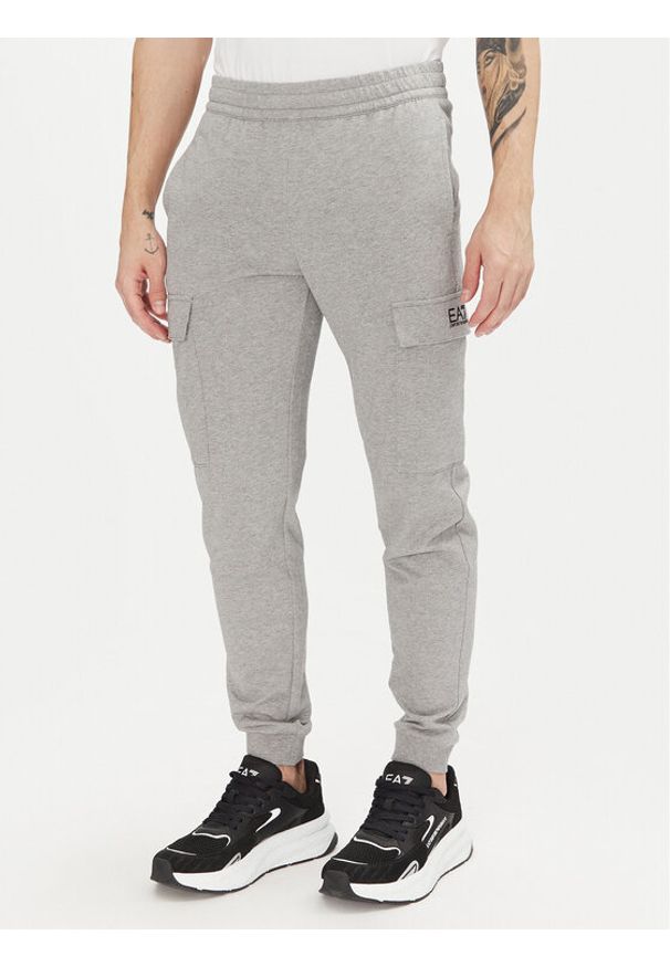 EA7 Emporio Armani Spodnie dresowe 8NPP67 PJVRZ 3905 Szary Slim Fit. Kolor: szary. Materiał: bawełna