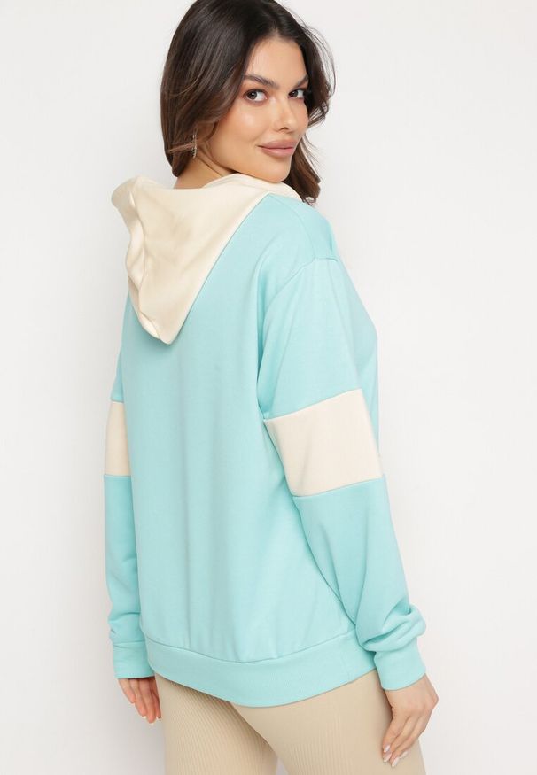 Born2be - Jasnoniebieska Bluza Oversize z Kapturem i Kontrastowymi Wstawkami Jevina. Okazja: na co dzień. Typ kołnierza: kaptur. Kolor: niebieski. Materiał: jeans. Długość rękawa: długi rękaw. Długość: długie. Wzór: aplikacja. Styl: elegancki, casual