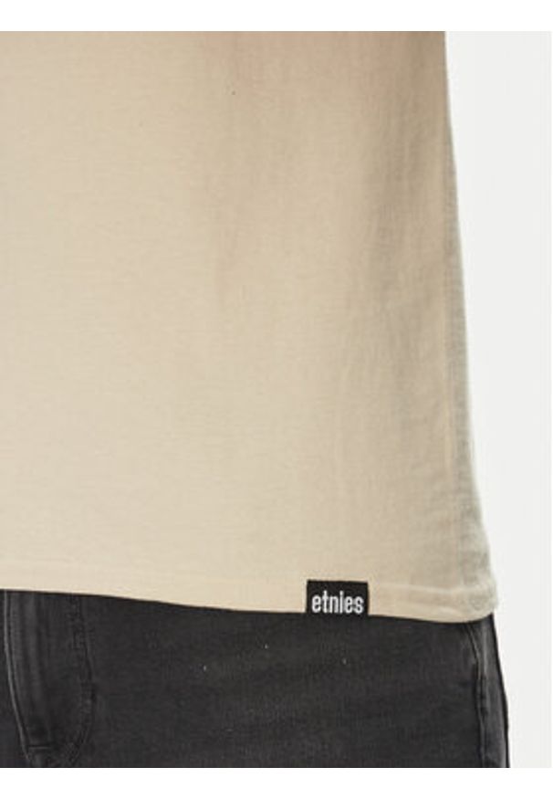 Etnies T-Shirt Camp Vibes 4130003782 Beżowy Regular Fit. Kolor: beżowy. Materiał: bawełna