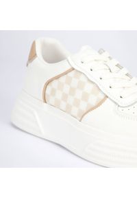 Wittchen - Damskie sneakersy skórzane ze wstawkami w kratkę biało-beżowe. Okazja: na co dzień. Kolor: biały, wielokolorowy, beżowy. Materiał: skóra. Wzór: kratka. Obcas: na platformie #4