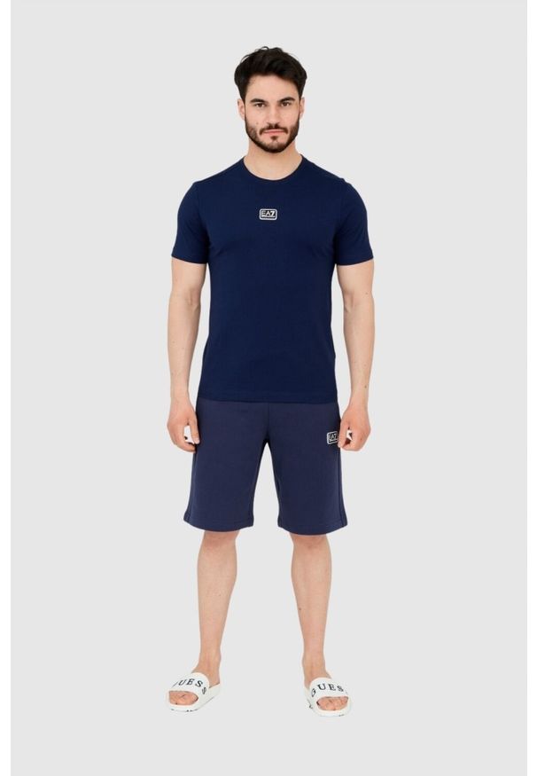 EA7 Emporio Armani - EA7 Granatowy t-shirt męski z naszywką z logo, Rozmiar S. Kolor: niebieski. Wzór: aplikacja