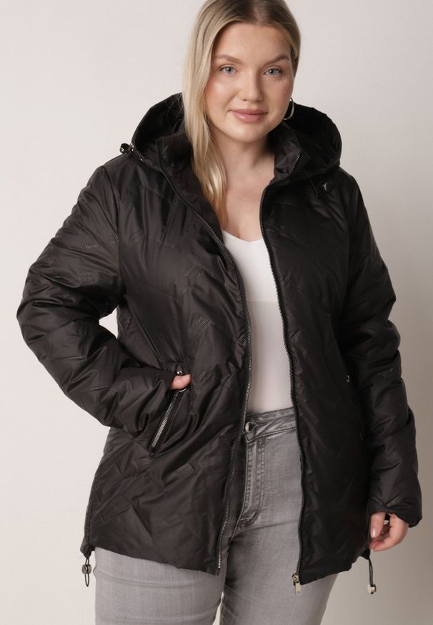 Born2be - Czarna Przejściowa Pikowana Kurtka z Odpinanym Kapturem Nevistta. Okazja: na co dzień, do pracy, na spacer. Kolekcja: plus size. Kolor: czarny. Materiał: poliester, jeans. Styl: casual, elegancki