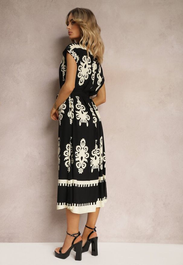 Renee - Czarno-Beżowa Boho Sukienka w Rozkloszowanym Stylu z Materiałowym Paskiem i Guzikami Jori. Okazja: na co dzień, na imprezę. Typ kołnierza: dekolt w kształcie V. Kolor: czarny. Materiał: materiał. Długość rękawa: krótki rękaw. Typ sukienki: proste, rozkloszowane. Styl: boho