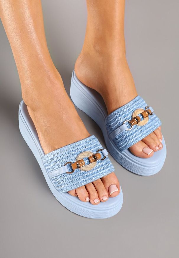 Renee - Niebieskie Klapki na Koturnie z Metaliczną Ozdobą Norvesin. Okazja: na co dzień. Kolor: niebieski. Materiał: jeans. Wzór: aplikacja. Obcas: na koturnie. Styl: elegancki, casual. Wysokość obcasa: średni
