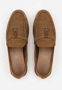 Born2be - Zielone Lekkie Mokasyny VICES z Metalowymi Ozdobami i Skórzaną Wkladką Adrialee. Nosek buta: okrągły. Kolor: beżowy. Materiał: skóra. Wzór: aplikacja. Obcas: na obcasie. Styl: klasyczny. Wysokość obcasa: niski #6