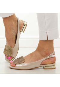 POTOCKI - Złote sandały damskie na obcasie Potocki 43314. Okazja: na wesele, na imprezę, na ślub cywilny. Kolor: złoty. Materiał: skóra. Wzór: aplikacja. Sezon: lato. Obcas: na obcasie. Styl: elegancki. Wysokość obcasa: niski #1