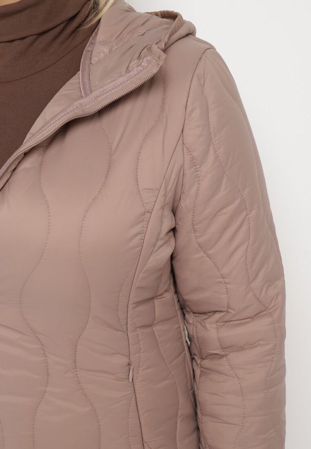Born2be - Ciemnobeżowa Kurtka Pikowana z Nieodpinanym Kapturem Lotizia. Okazja: na co dzień. Kolor: beżowy. Materiał: jeans. Styl: klasyczny, elegancki, casual