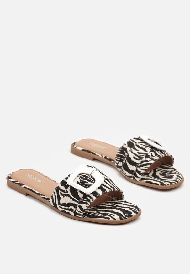 Born2be - Biało-Czarne Klapki w Zeberkę z Ozdobną Klamrą Katilissa. Okazja: na co dzień. Kolor: biały. Styl: elegancki, casual