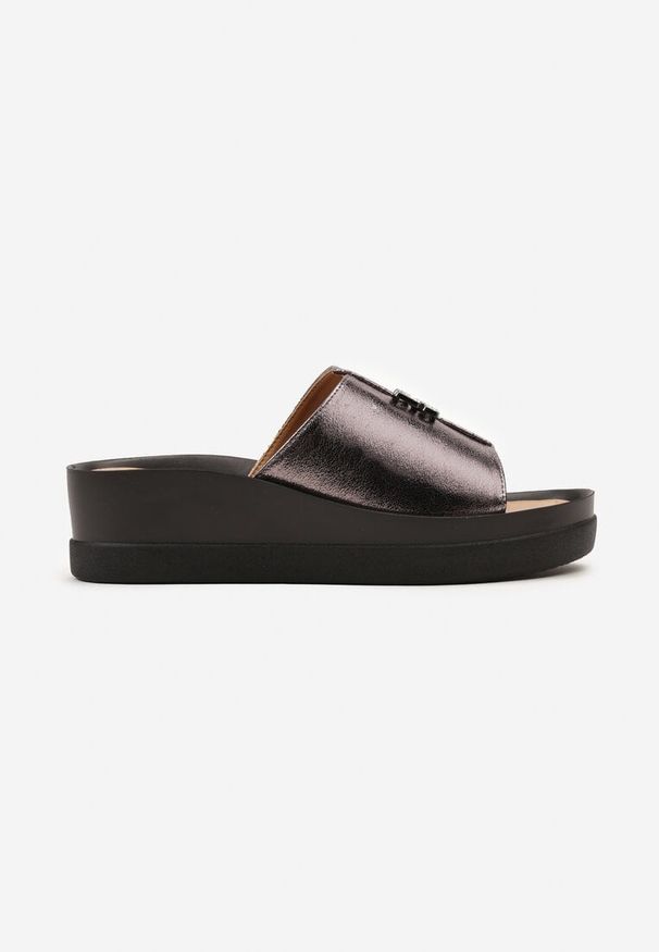 Renee - Srebrne Klapki Metaliczne na Niewysokim Koturnie Dandeliona. Nosek buta: otwarty. Kolor: srebrny. Obcas: na koturnie. Styl: elegancki