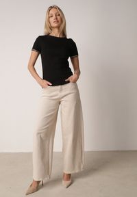 Born2be - Czarny Bawełniany T-shirt z Cyrkoniami przy Rękawach Pronolea. Okazja: na co dzień. Kolor: czarny. Materiał: bawełna. Wzór: aplikacja. Styl: casual, klasyczny #5