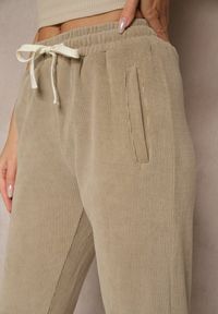 Renee - Beżowe Spodnie Sztruksowe High Waist z Dodatkiem Bawełny i Gumką w Talii Jedela. Stan: podwyższony. Kolor: beżowy. Materiał: bawełna, sztruks