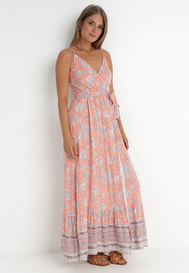 Born2be - Różowa Sukienka Komley. Kolor: różowy. Materiał: materiał, wiskoza. Długość rękawa: na ramiączkach. Wzór: nadruk. Typ sukienki: kopertowe. Długość: maxi