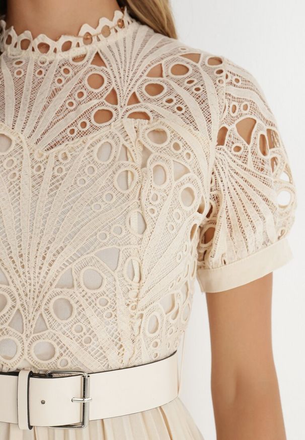 Born2be - Beżowa Sukienka o Rozkloszowanym Kroju z Koronką Plisami i Paskiem Bryne. Kolor: beżowy. Materiał: koronka. Długość rękawa: krótki rękaw. Wzór: koronka. Styl: klasyczny