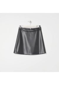 Sinsay - Spódnica mini z imitacji skóry - Czarny. Kolor: czarny. Materiał: skóra #1