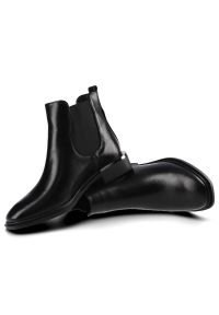 Czarne Botki Carinii Damskie Modne Obuwie Jesienne. Okazja: na randkę. Kolor: czarny. Szerokość cholewki: normalna. Wzór: aplikacja. Materiał: guma, skóra. Sezon: jesień. Obcas: na obcasie. Styl: elegancki. Wysokość obcasa: niski #6