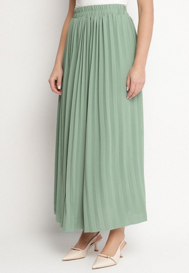 Born2be - Zielona Spódnica o Rozkloszowanym Kroju z Plisami i Gumką w Talii Ulithra. Okazja: na co dzień. Kolor: zielony. Styl: elegancki, klasyczny, casual