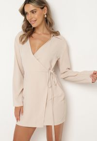 Born2be - Jasnobeżowa Sukienka Kopertowa z Cienkim Sznureczkiem w Talii Perlea. Okazja: na co dzień. Kolor: beżowy. Materiał: skóra. Typ sukienki: kopertowe. Styl: casual, klasyczny #1