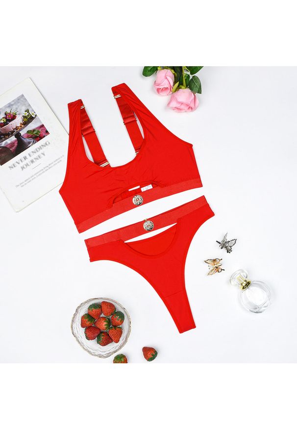 Intica - Komplet bielizny z wycięciami i ozdobnymi zapięciami Gustine. Kolor: czerwony. Materiał: tkanina