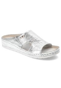 Srebrne Klapki Armodo Wygodne Obuwie Damskie. Okazja: na co dzień. Kolor: srebrny. Materiał: skóra. Styl: casual, glamour, wizytowy