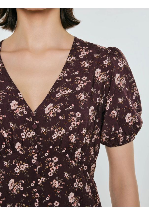 Big-Star - Sukienka damska midi z wiskozy w kwiatowy wzór brązowa Pala 804. Okazja: na co dzień, na spacer. Kolor: brązowy. Materiał: wiskoza. Wzór: kwiaty. Sezon: wiosna, lato. Typ sukienki: proste. Styl: boho, casual. Długość: midi