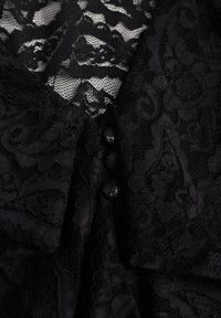 Renee - Czarna Koronkowa Bluzka z Falbankami Sewrana. Typ kołnierza: kołnierz z falbankami. Kolor: czarny. Materiał: koronka. Styl: elegancki #3