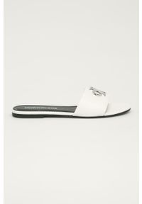 Calvin Klein Jeans - Klapki skórzane. Kolor: biały. Materiał: skóra. Wzór: gładki. Wysokość obcasa: niski #1