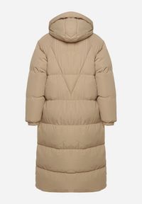 Born2be - Beżowa Długa Kurtka Pikowana Płaszcz na Zamek z Kapturem Lesea. Okazja: na co dzień. Typ kołnierza: kaptur. Kolor: beżowy. Materiał: dzianina, jeans. Długość: długie. Styl: casual, elegancki #5