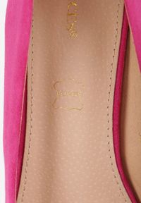 Renee - Fuksjowe Czółenka Vices na Obcasie z Klamerką z Kryształków i Skórzaną Wkładką Arutia. Okazja: do pracy, na spotkanie biznesowe. Kolor: różowy. Materiał: skóra. Wzór: aplikacja. Obcas: na obcasie. Styl: wizytowy, biznesowy, elegancki. Wysokość obcasa: średni #4