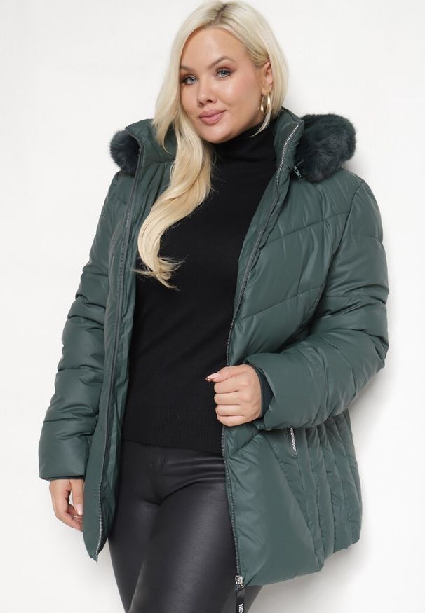Born2be - Ciemnozielona Kurtka Pikowana z Odpinanym Kapturem i Futerkiem Ittella. Okazja: na co dzień. Kolor: zielony. Materiał: futro. Styl: elegancki, casual