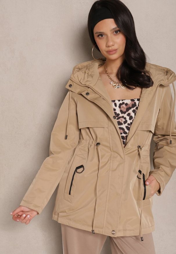 Renee - Ciemnobeżowa Dwustronna Kurtka o Fasonie Parki Tarisen. Okazja: na co dzień, na spacer. Kolor: beżowy. Materiał: jeans. Wzór: gładki. Styl: casual, elegancki