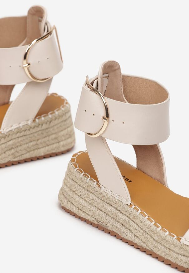 Born2be - Beżowe Sandały na Plecionej Platformie z Szerokim Paskiem ze Sprzączką Mahiya. Zapięcie: pasek. Kolor: beżowy. Obcas: na platformie