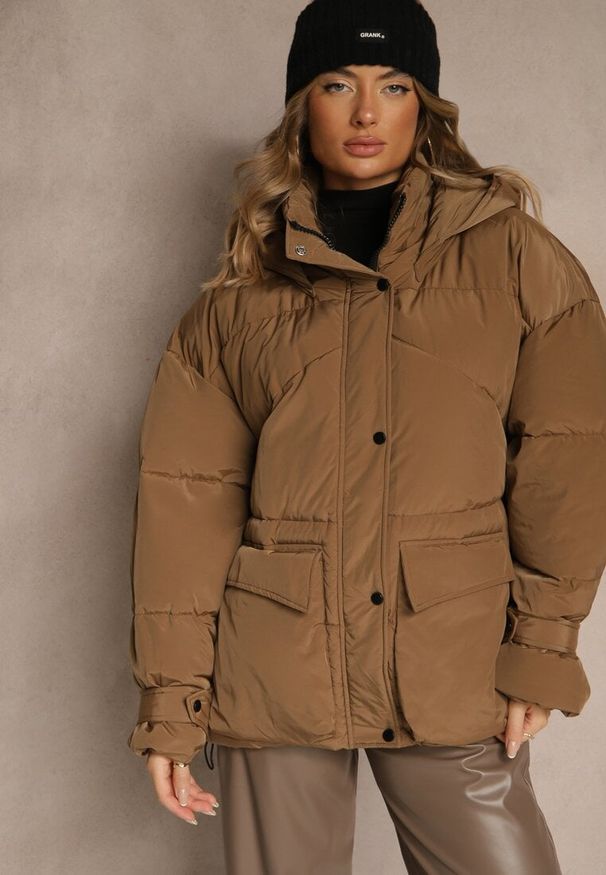 Renee - Brązowa Oversizowa Kurtka z Kapturem i Pikowanymi Przeszyciami Unavella. Okazja: na co dzień. Typ kołnierza: kaptur. Kolor: brązowy. Materiał: jeans. Styl: casual